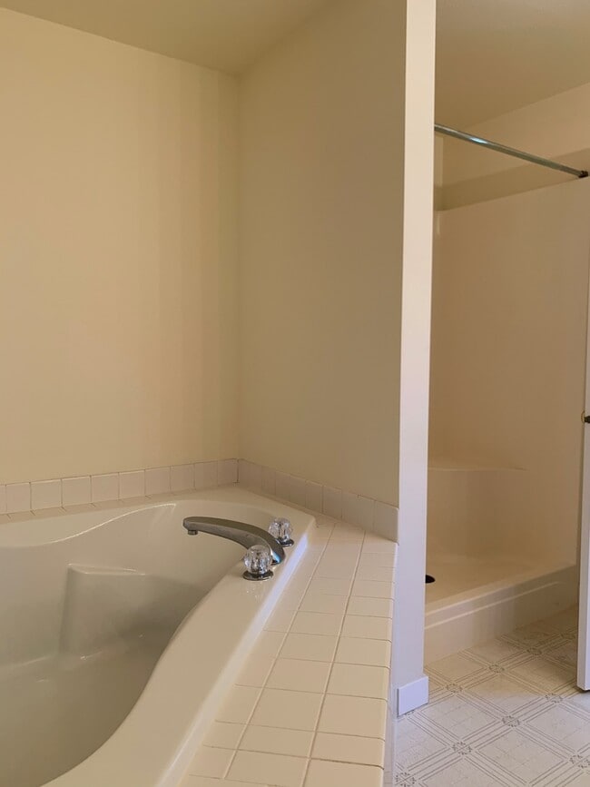 Building Photo - Bright and airy 4 bed!