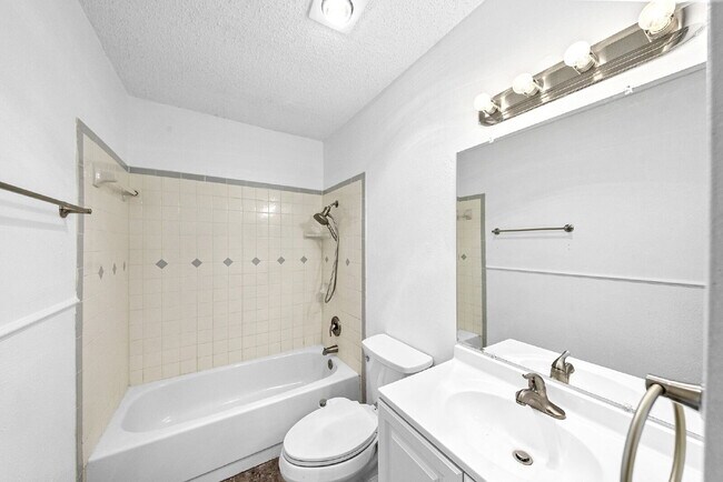 Building Photo - MINUTES FROM LACKLAND, MILES FROM BORING