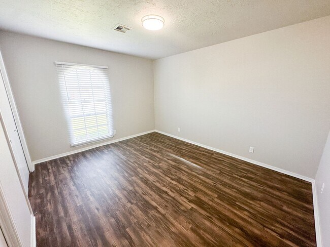 Building Photo - Beautiful 3 Bedroom - 1.5 Bathroom in Must...