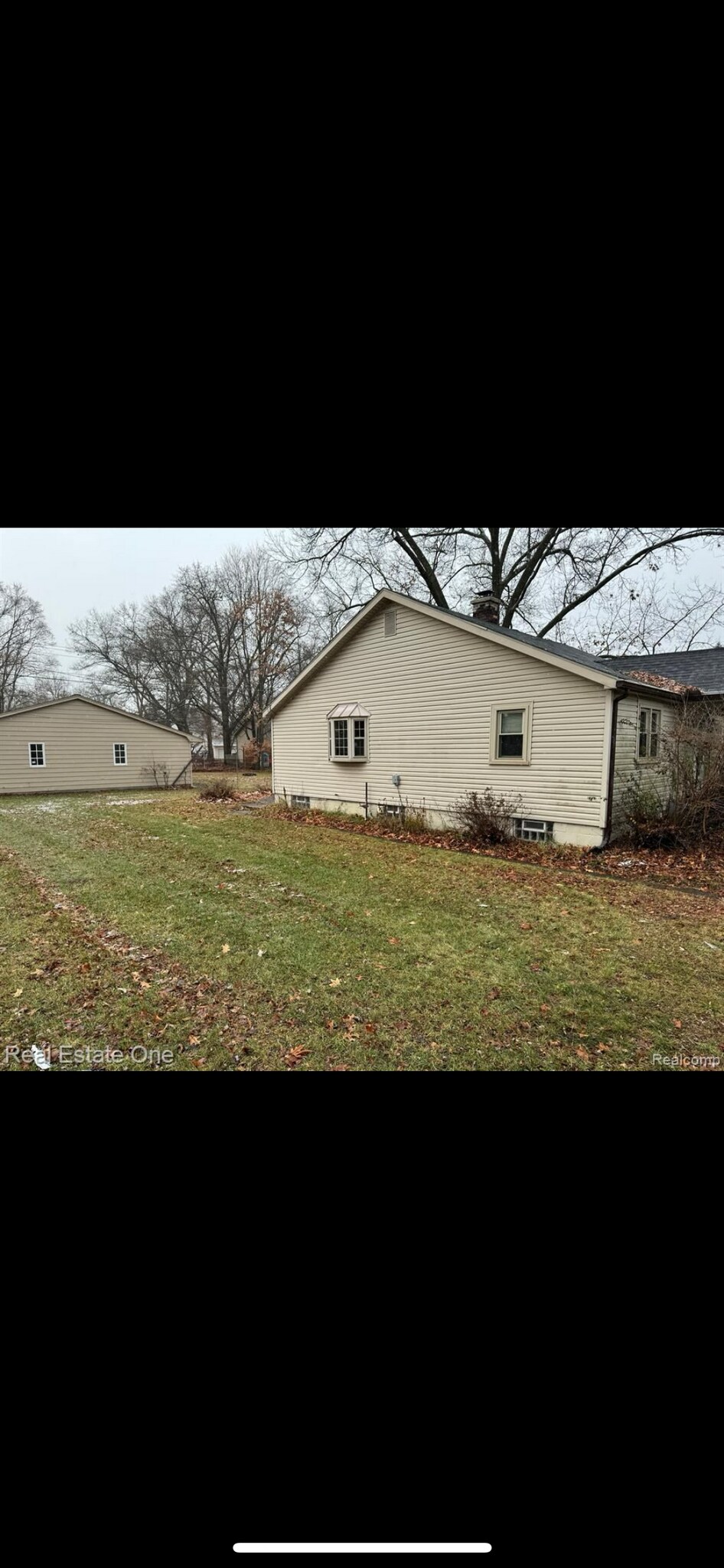 Backyard with garage - 9045 Millward Ave