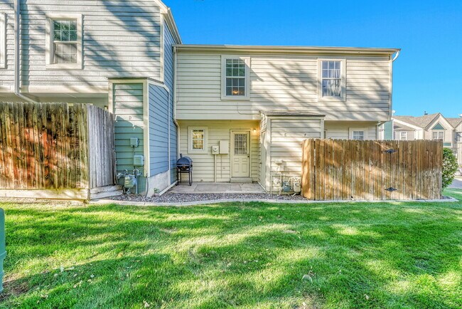 Building Photo - $1,465 - 2 Bed 1 Bath Townhome in Aurora with In Unit Laundry!