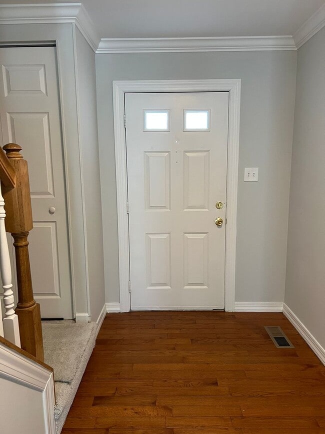 Building Photo - Renovated End-Unit Townhome