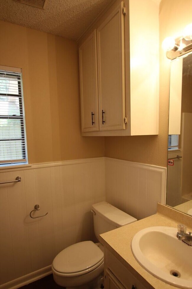 Building Photo - 3 Bedroom Duplex in Tyler!