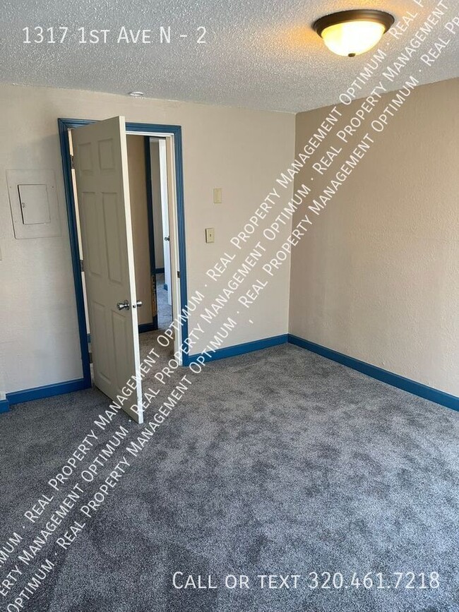 Building Photo - 3 Bedroom 1 1/2 Bath Upper Level Duplex in...