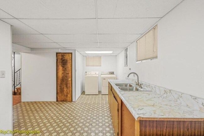 Building Photo - Charming Bungalow in Overlook neighborhood...
