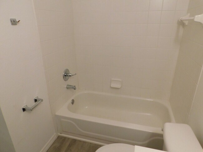 Building Photo - 2 Bed 2 Bath Split Plan Condo at Sunset Lake on Turkey Lake