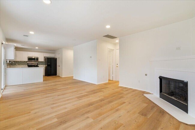 Building Photo - 1025 Doras Dr