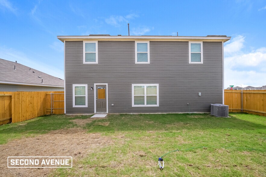 Building Photo - 1305 Woodwinds Dr