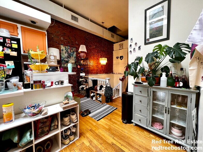 Building Photo - 1678 Beacon St