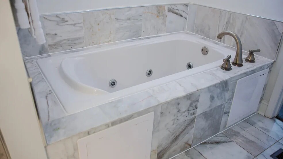 Downstairs Master Jacuzzi Tub - 3415 Louisiana Avenue Pky