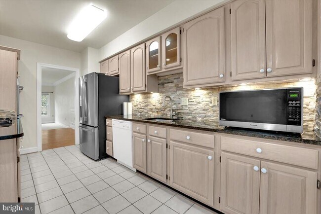 Building Photo - 2904 Oakton Crest Pl
