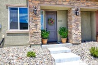Building Photo - Townhome short drive to freeway. 3 bedroom...