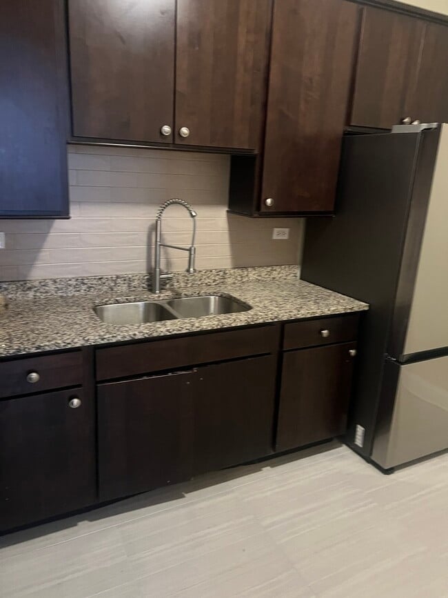 Building Photo - 6525 S Vernon Ave