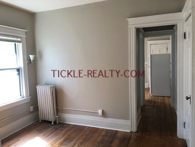 Building Photo - 376 Alexander St