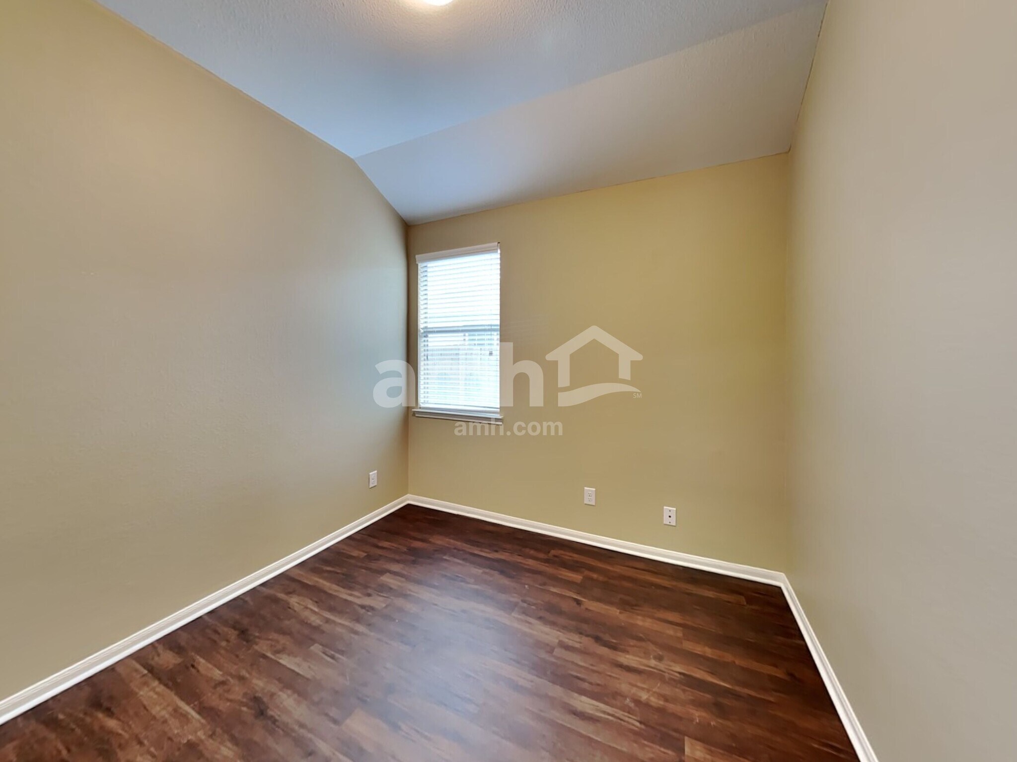 Building Photo - 2324 Shady Tree Ln