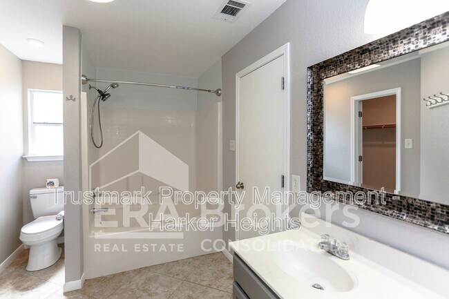 Building Photo - 1614 Twisted Oak Dr
