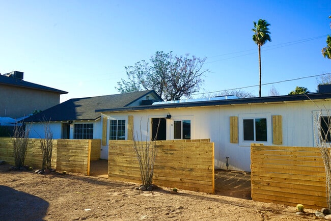 Building Photo - 2 bedroom townhome newly renovated ready f...