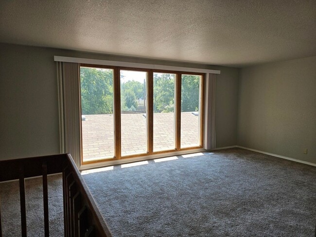 Building Photo - Move in Now and December 2025 rent is Free...
