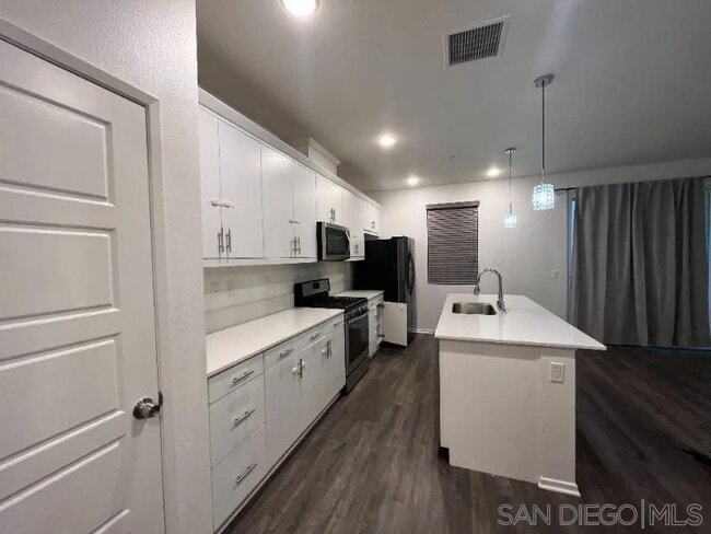 Building Photo - 5150 Calle Sandwaves