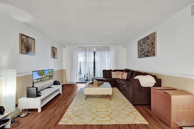 Building Photo - 9840 Pineapple Tree Dr