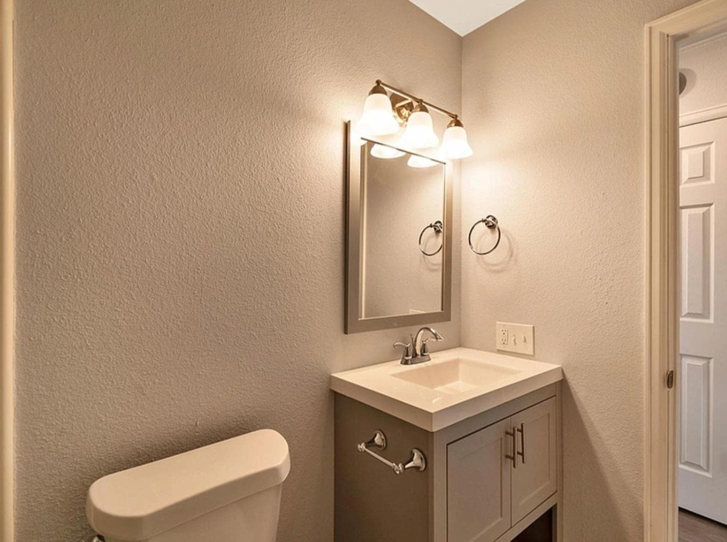 Building Photo - 3354 S Flower St