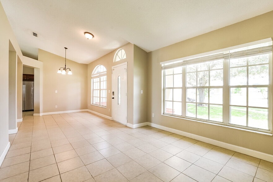 Building Photo - 1306 Silverthorn Dr