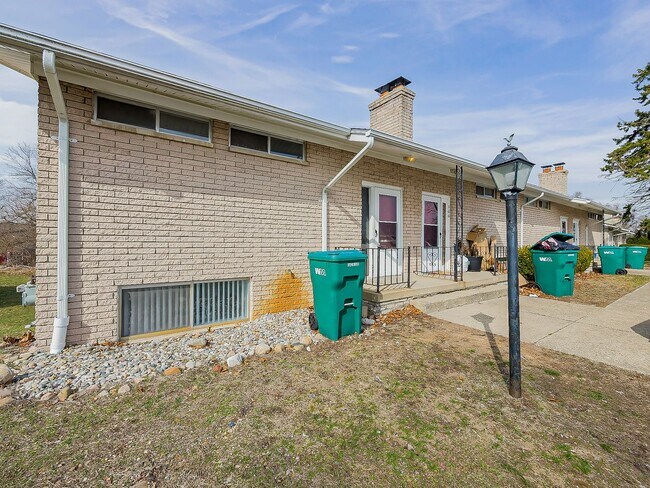 Building Photo - Freshly Updated 2BR Home in Prime White Lake Location!