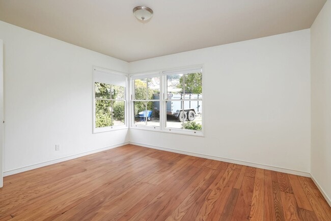 Building Photo - 3 Bedroom Home In Kensington!