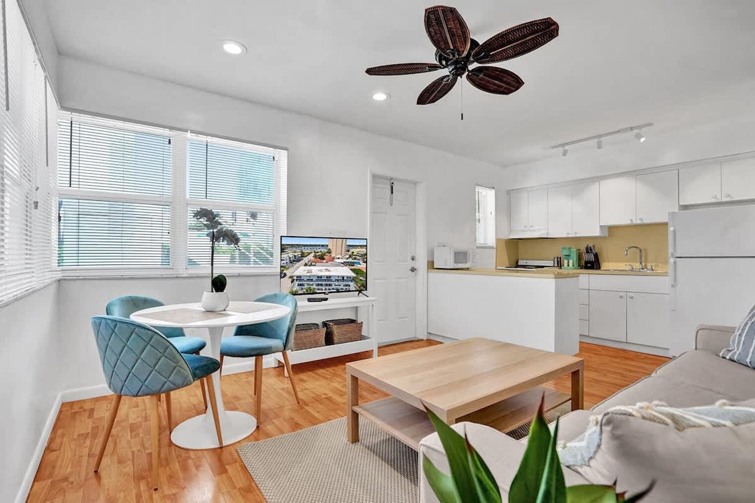 Building Photo - 851 N Surf Rd