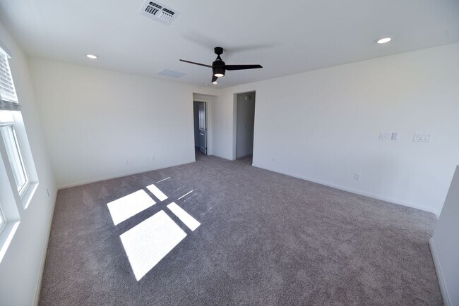 Building Photo - 5 Bed 3 1/2 Bath,  Beautiful home in gated community!
