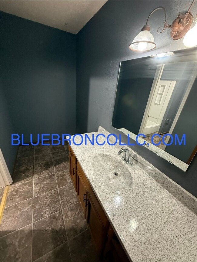 Building Photo - Spacious 2 Bedroom unit for a great price!