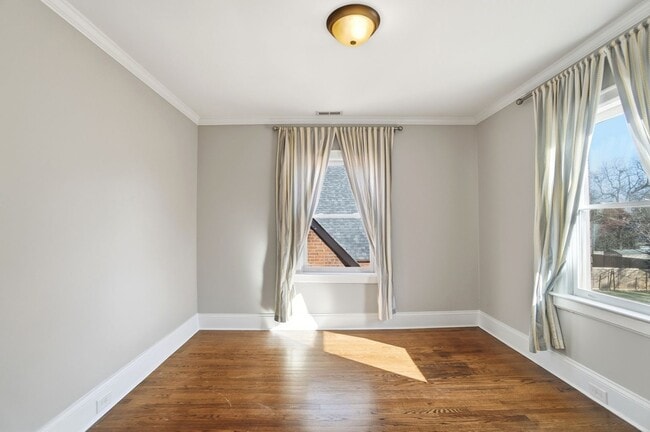 Building Photo - Historic Wesley Heights Home | Walkable to Uptown | 2 Primary Suites