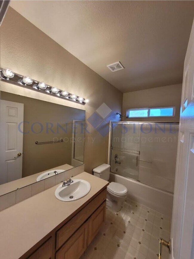 Building Photo - Wonderful Home Near GolfView Golf Course!