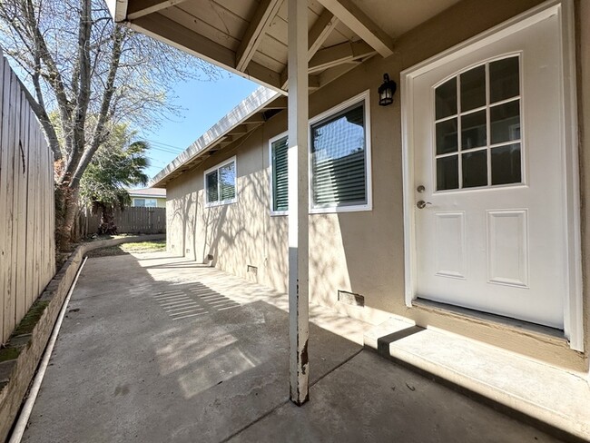 Building Photo - Charming and Updated Duplex in Peaceful Ca...