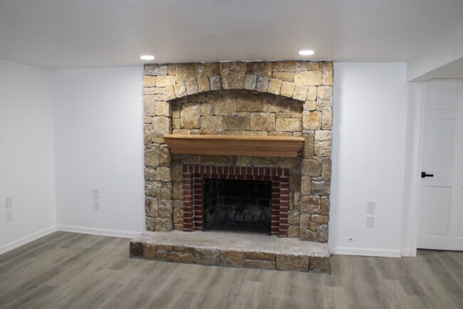 Building Photo - 4 Bedroom and 3 full bath home in Kansas C...