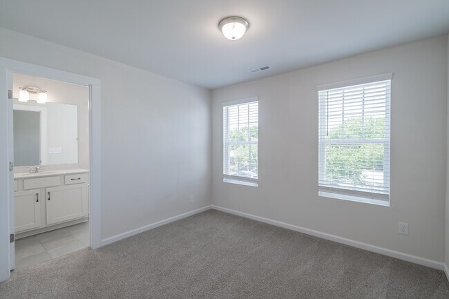 Building Photo - 223 Hoskins Ave Dr