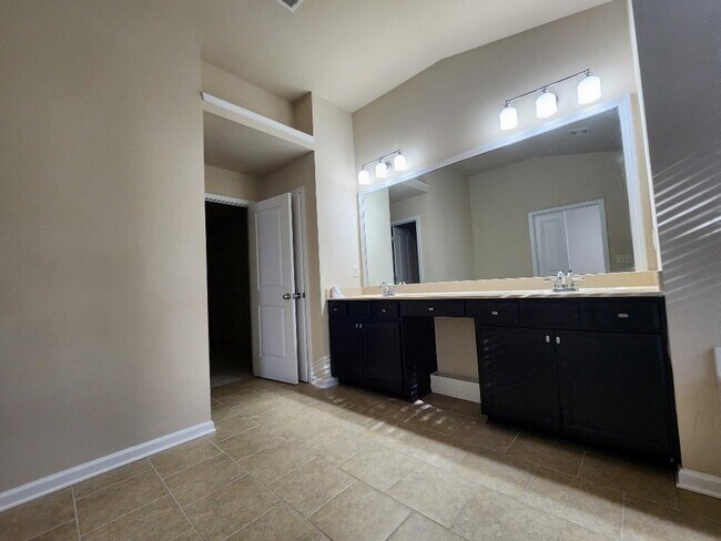 Building Photo - 229 Privet Cir
