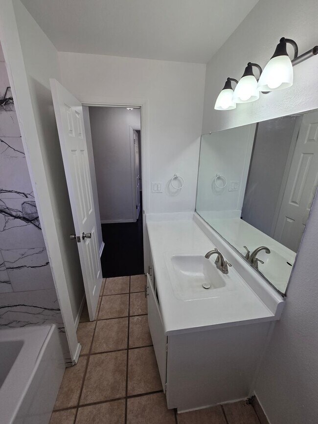 Building Photo - Nice size 4 Bedroom  2 Bath with 2 living ...