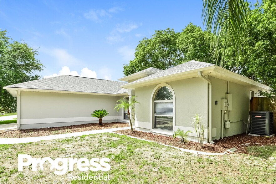 Building Photo - 909 Vassar Dr