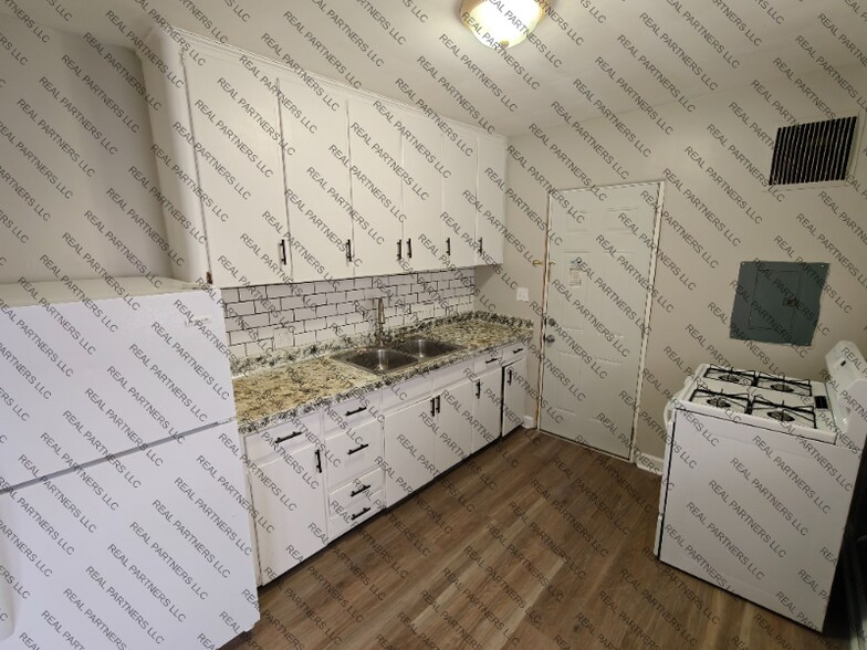 Building Photo - 417 W 14th St