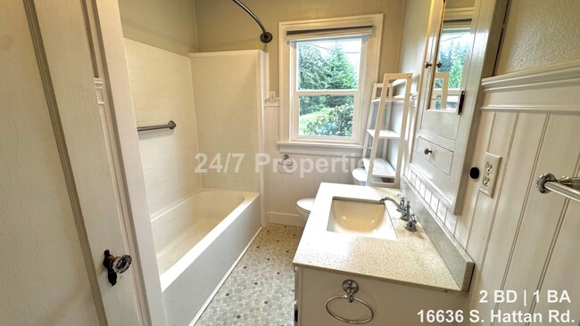Building Photo - 2BD | 1BA Farmhouse with Garage, Shop, Sauna! - Oregon City