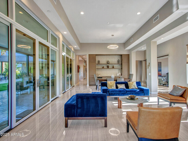 Building Photo - 6031 E Paradise Dr