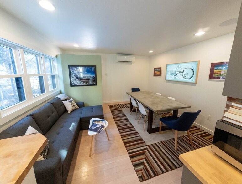 Building Photo - 542 N Black Ave