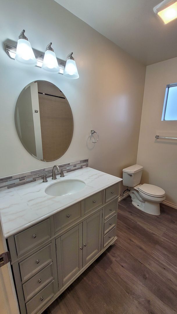 Building Photo - 6 Bedroom 3 Bath Two Story House with REMODELED Kitchen and Bathrooms Available Now!