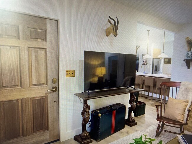 Building Photo - 911 S Main St