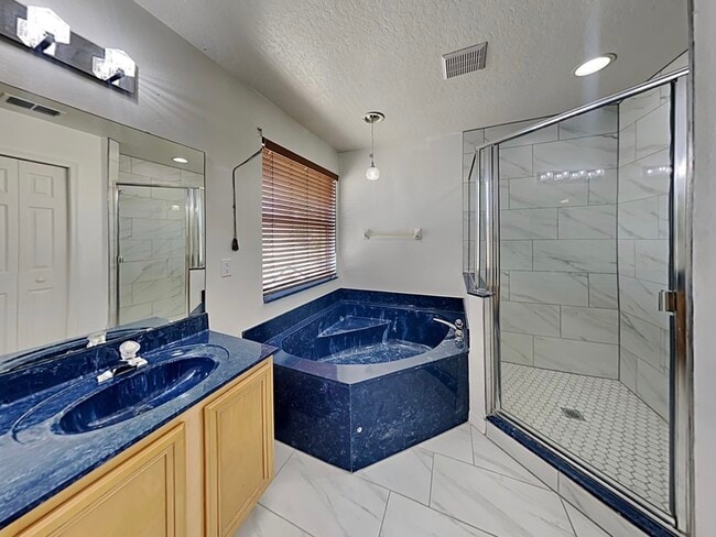 Building Photo - 728 Hardwood Cir