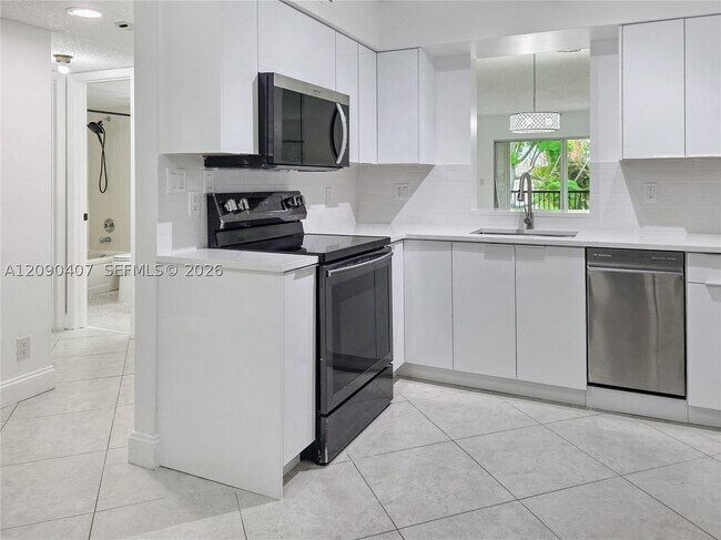 Building Photo - 2212 S Cypress Bend Dr