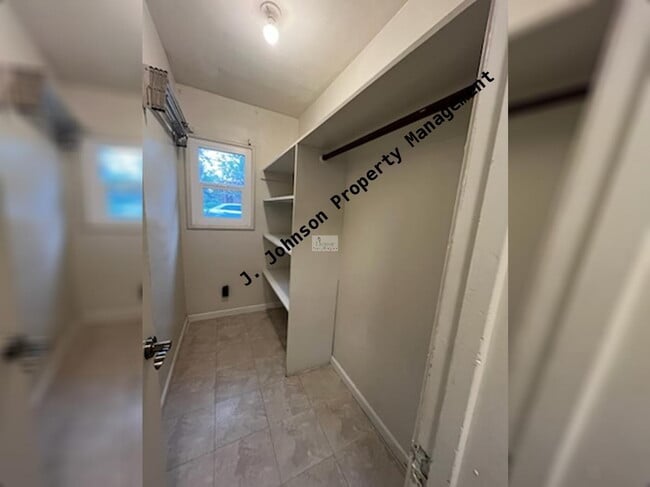 Building Photo - 1BED 1 BTH Available NOW