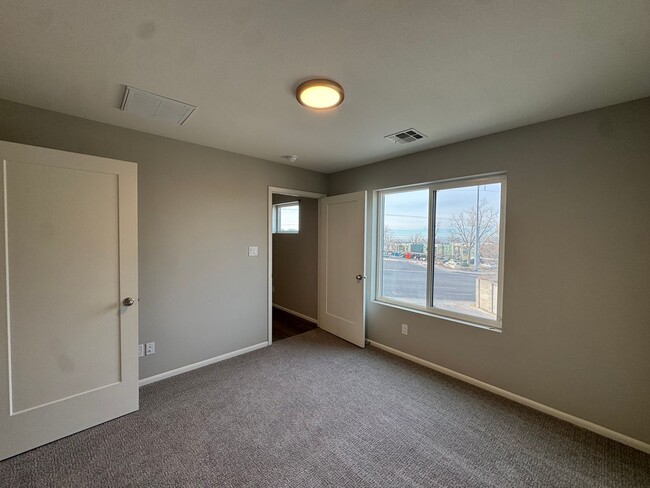 Building Photo - Villa Loma Town Home