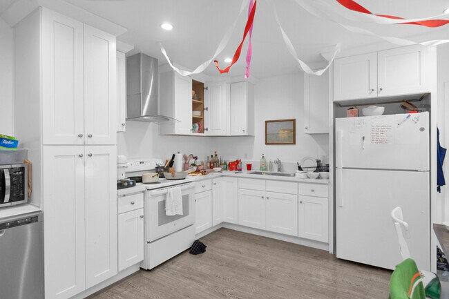 Building Photo - 570 N Cambridge St